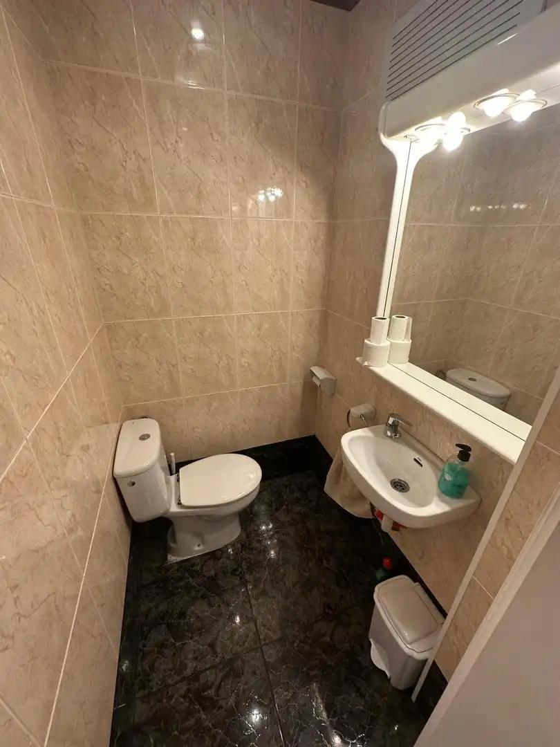 Badezimmer von Geschaftsraum zur Miete in Esplugues de Llobregat mit Möbliert