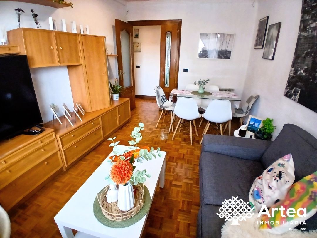Sala d'estar de Pis en venda en Bilbao  amb Calefacció, Jardí privat i Terrassa