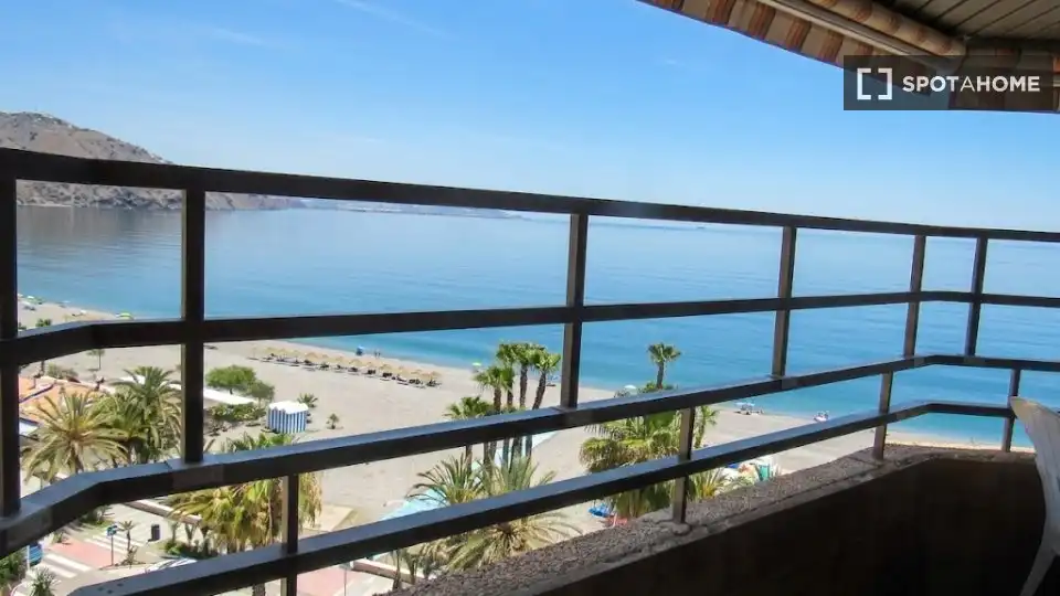 Dormitori de Apartament per a compartir en Almuñécar amb Aire condicionat, Terrassa i Moblat