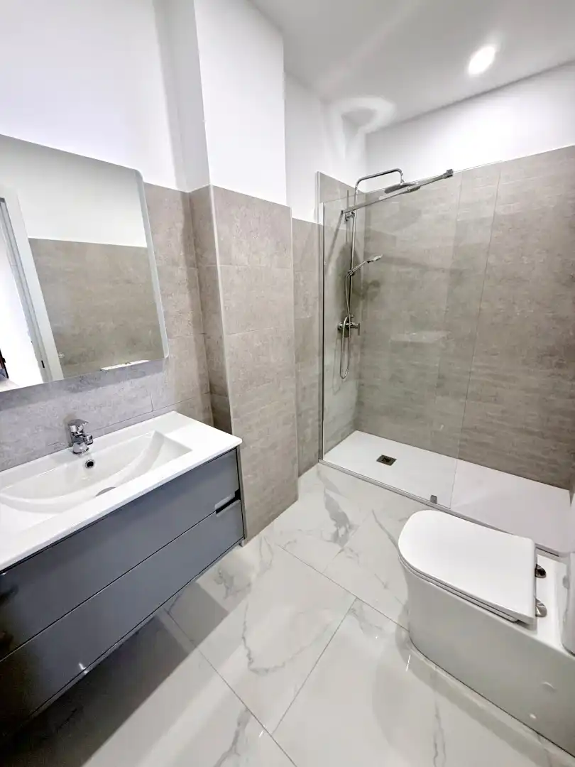 Badezimmer von Wohnungen zum Verkauf in Adeje mit Möbliert, Ofen und Fernseher