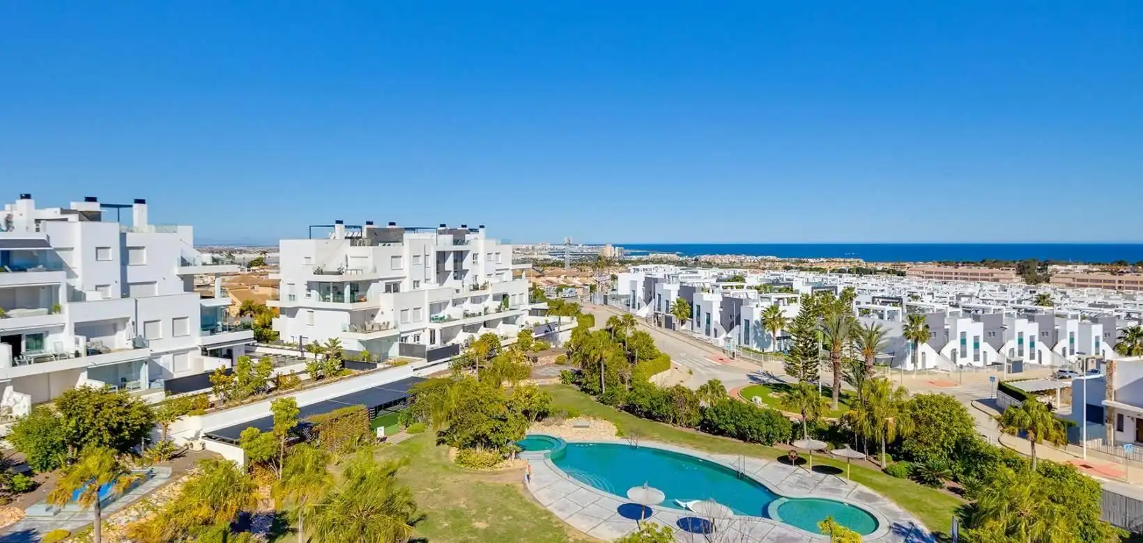 Vista exterior de Àtic en venda en Torrevieja amb Aire condicionat, Calefacció i Jardí privat