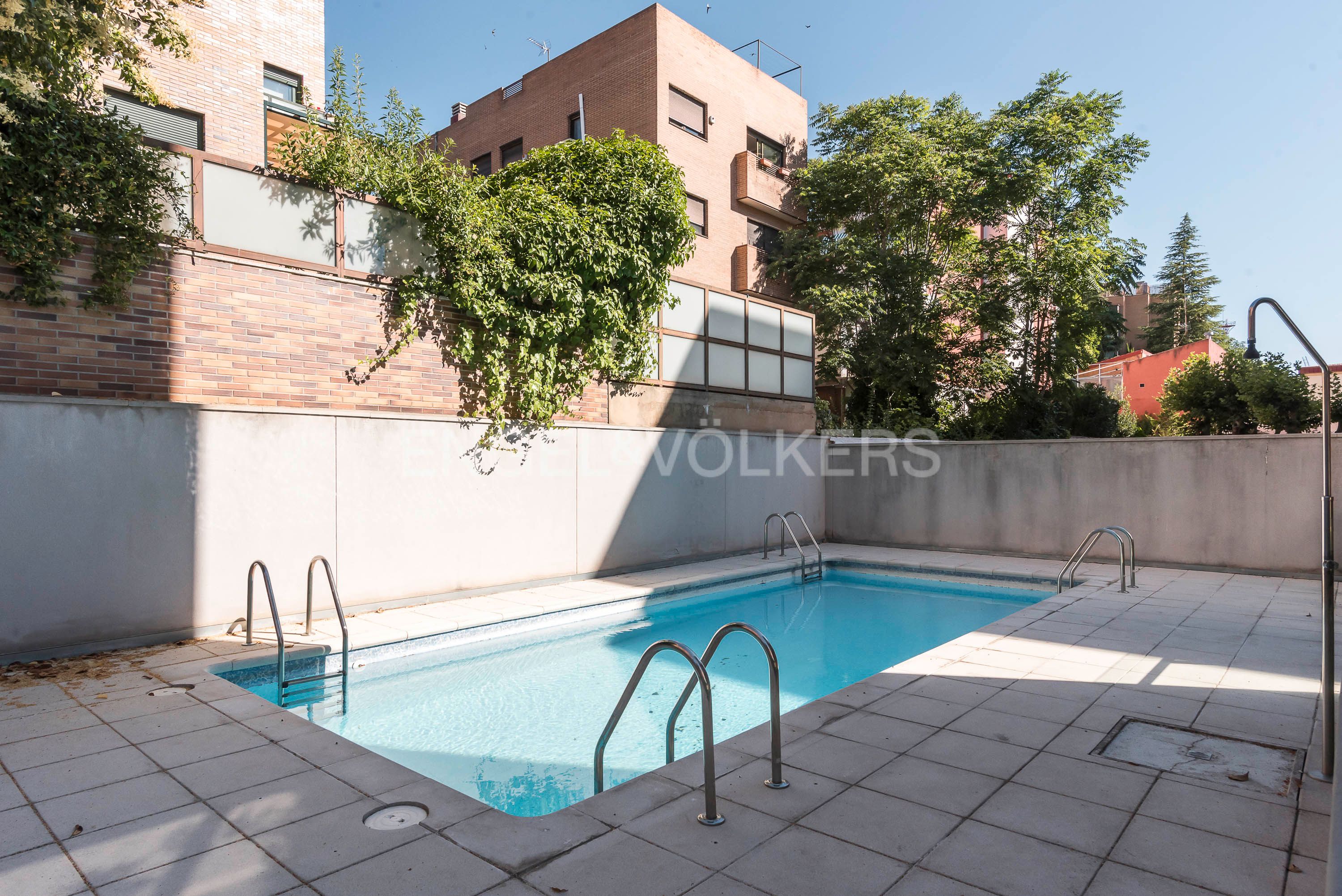Swimming pool of Apartment for sale in  Madrid Capital  with Heating, Storage room and Swimming Pool