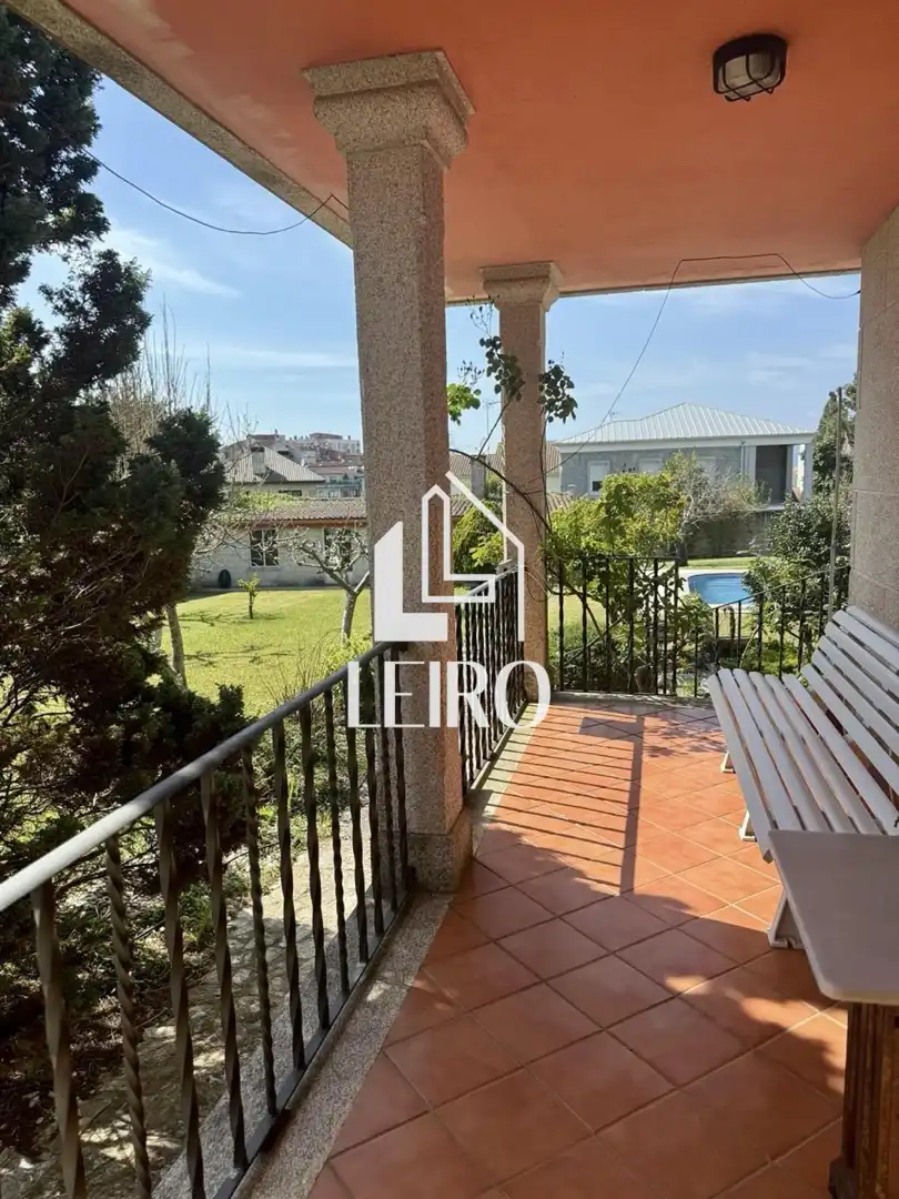 Terrassa de Casa o xalet en venda en Vilagarcía de Arousa amb Calefacció, Jardí privat i Parquet