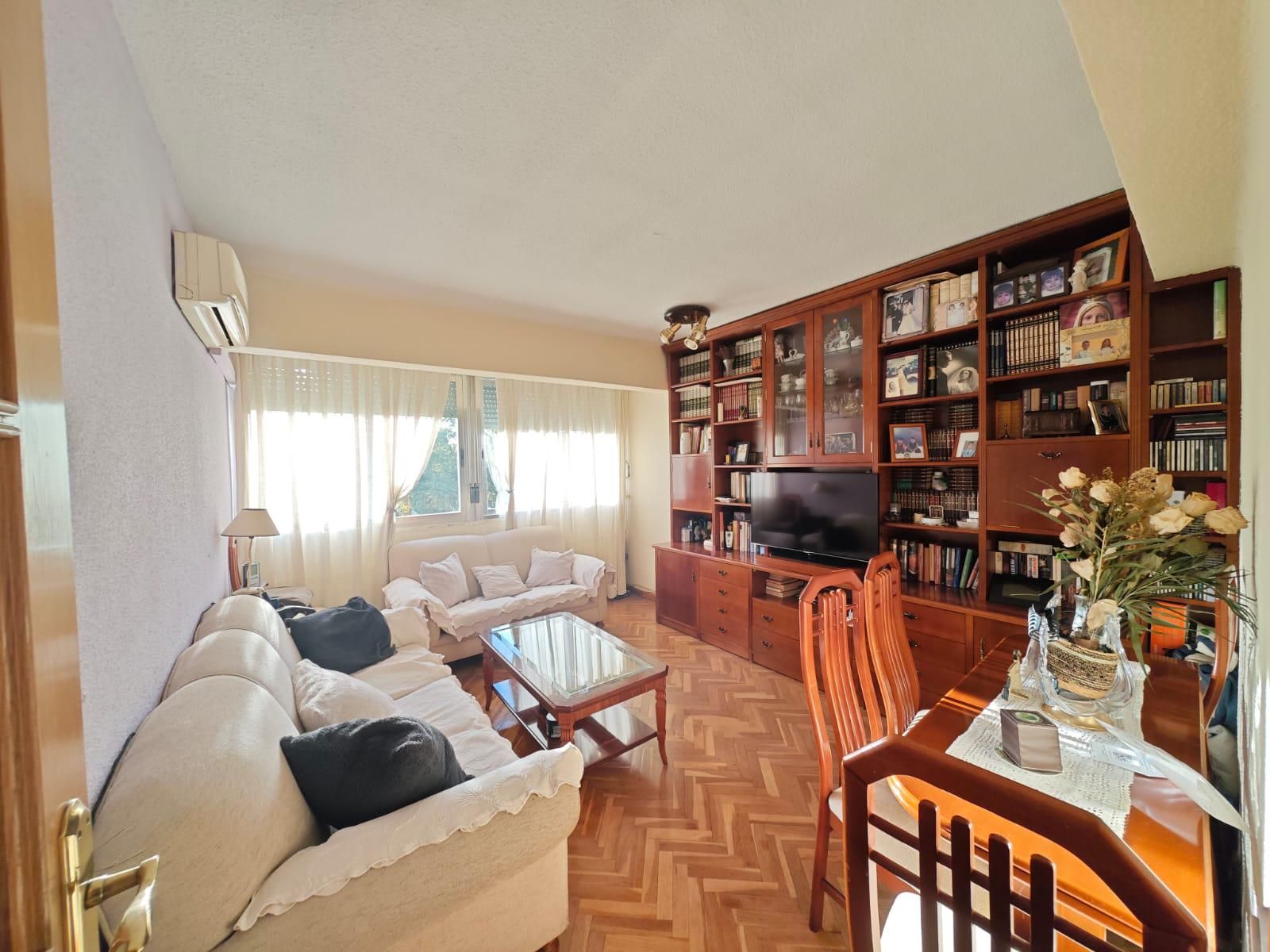 Living room of Flat for sale in  Madrid Capital  with Air Conditioner, Heating and Parquet flooring
