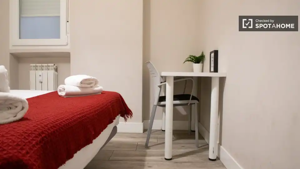 Bedroom of Flat for rent in Madrid  with Air Conditioner, Heating and Furnished