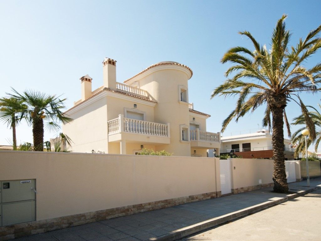 Vista exterior de Casa o xalet en venda en Orihuela amb Aire condicionat, Jardí privat i Terrassa