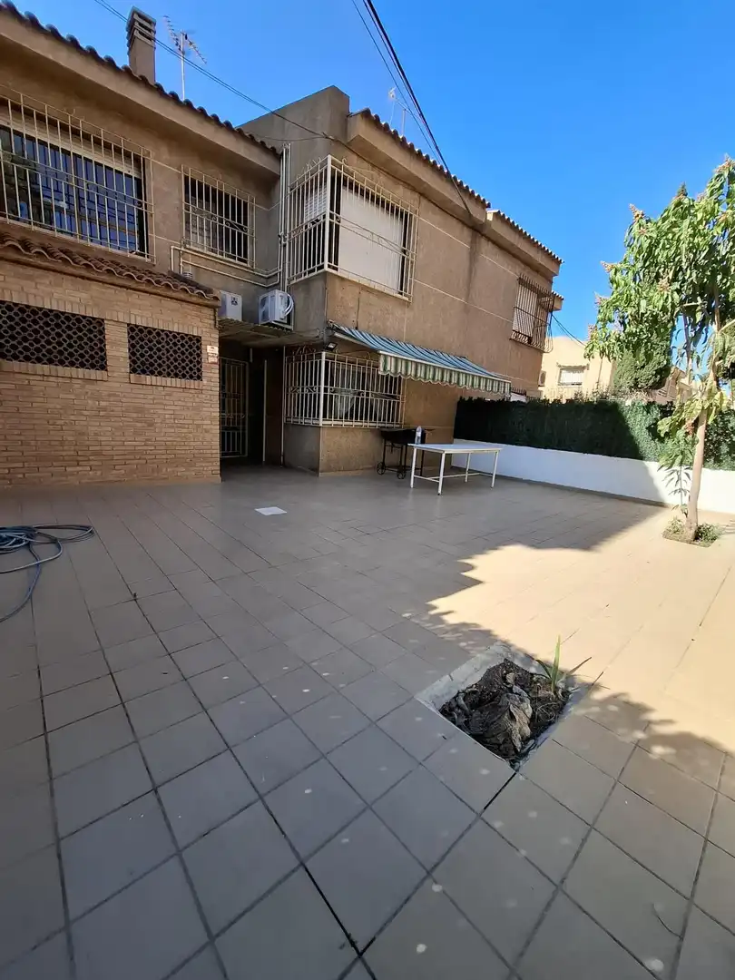 Parkplatz von Einfamilien-Reihenhaus zum Verkauf in Águilas mit Klimaanlage, Privatgarten und Terrasse