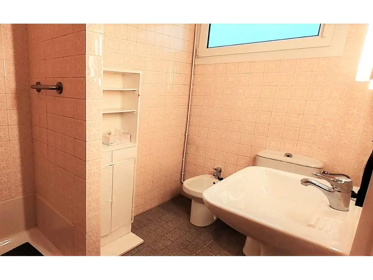 Badezimmer von Wohnung zum Verkauf in Girona mit Klimaanlage, Heizung und Terrasse