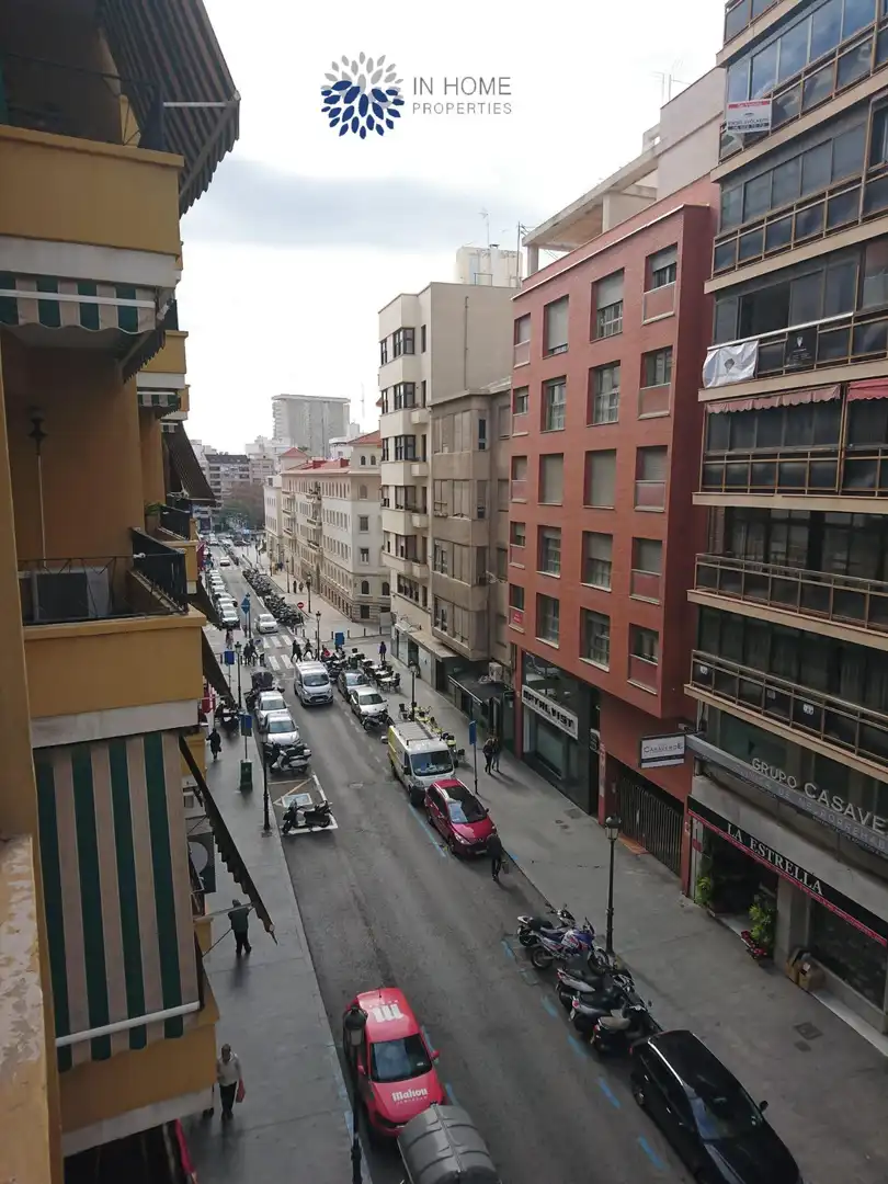 Vista exterior de Piso de alquiler en Alicante / Alacant con Terraza y Balcón