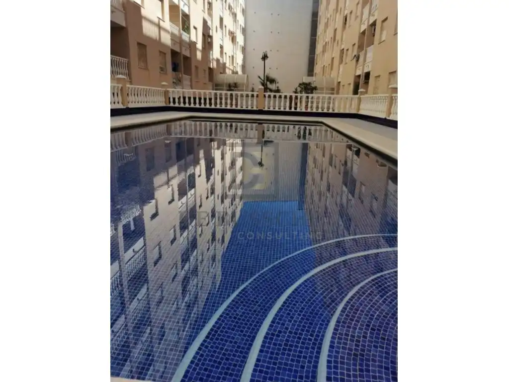 Piscina de Piso de alquiler en Torrevieja con Piscina, Amueblado y Lavadora
