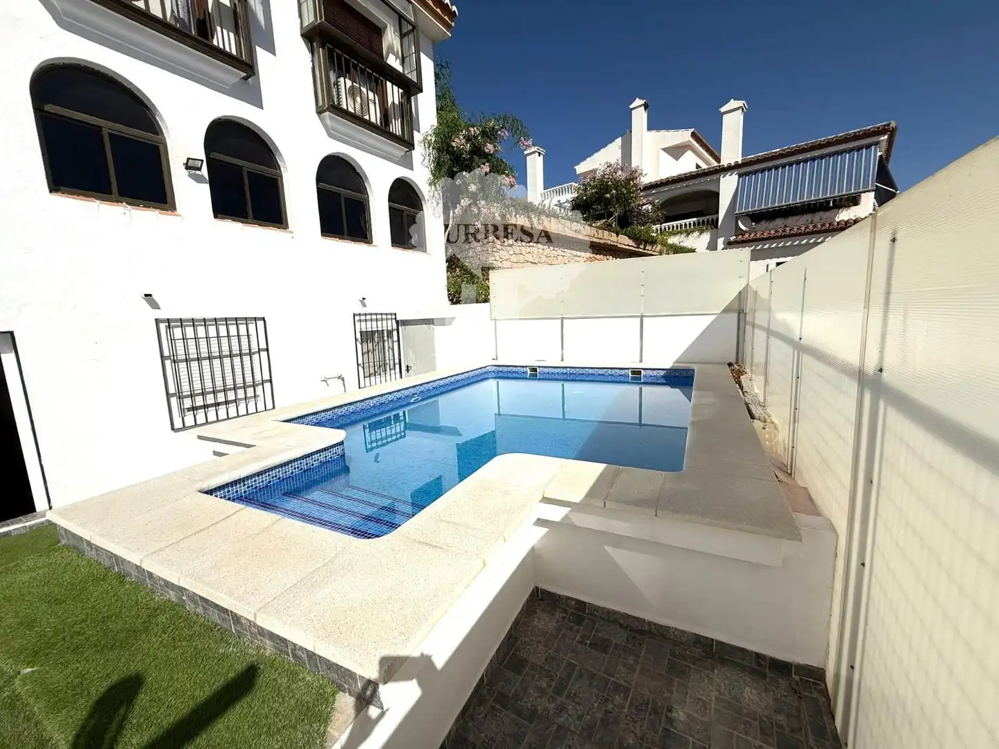 Schwimmbecken von Einfamilien-Reihenhaus zum Verkauf in Motril mit Klimaanlage, Heizung und Schwimmbad
