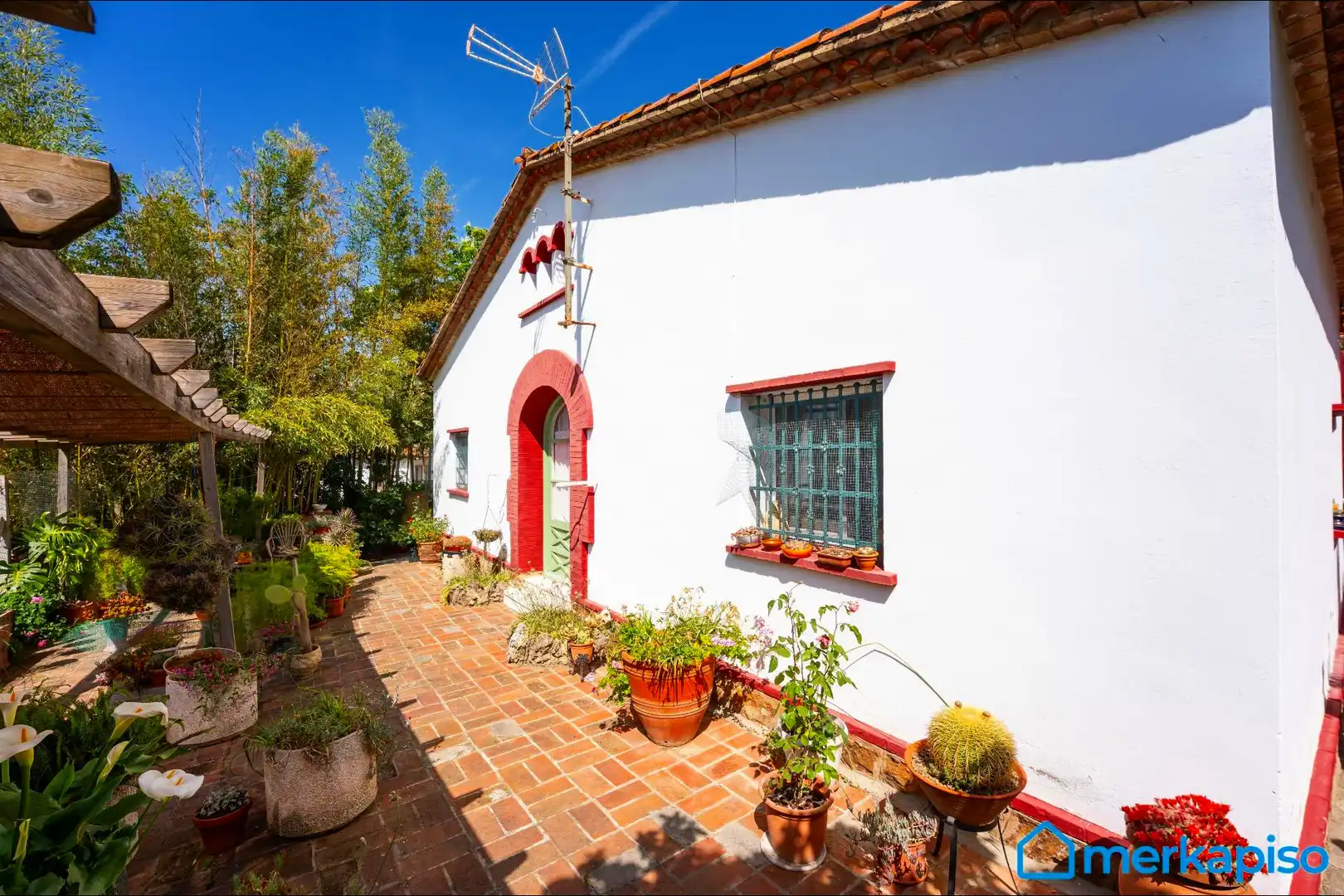 Vista exterior de Finca rústica en venda en Torrelles de Llobregat amb Terrassa