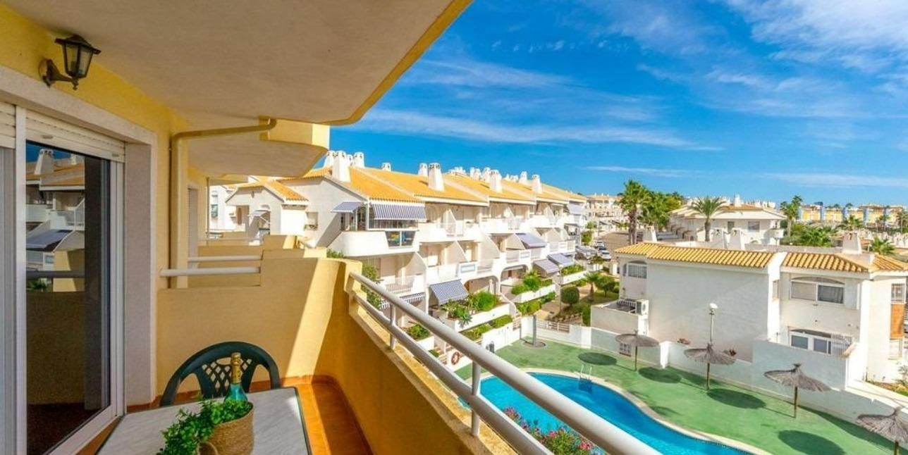 Vista exterior de Apartament en venda en Orihuela amb Piscina comunitària