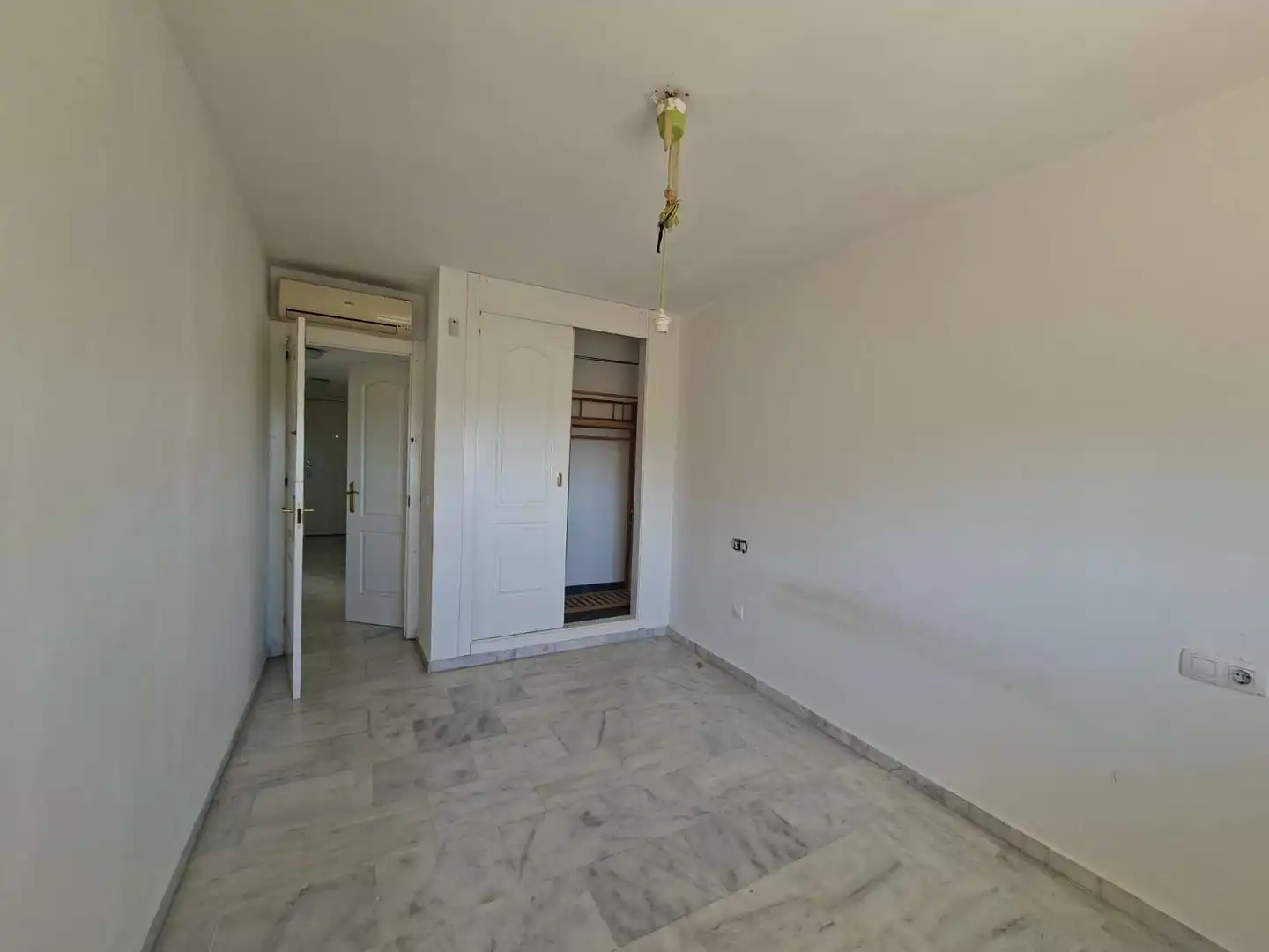 Dormitori de Casa adosada en venda en Benalmádena amb Aire condicionat, Terrassa i Traster