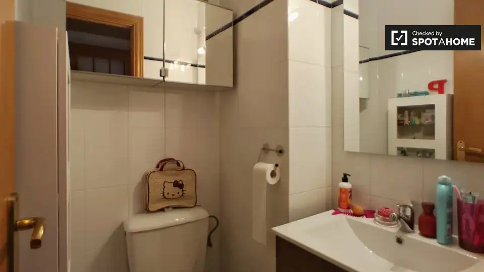 Baño de Piso para compartir en Barcelona con Aire acondicionado, Calefacción y Amueblado