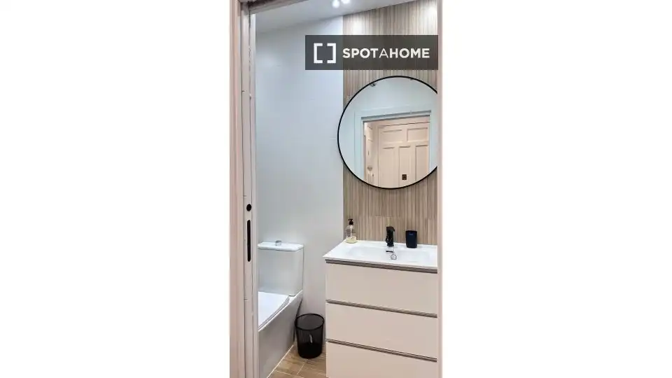 Bathroom of Flat for rent in Madrid  with Air Conditioner, Heating and Furnished