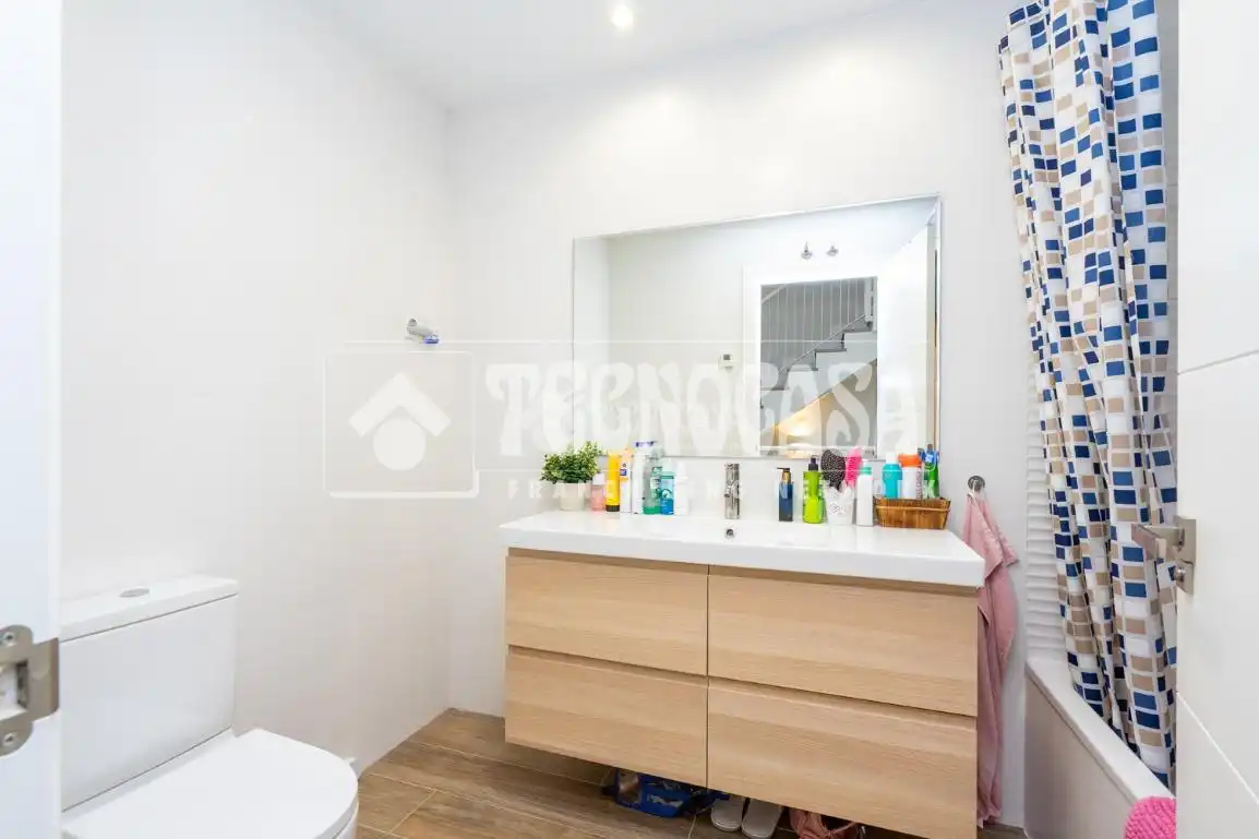 Baño de Casa adosada en venta en Colmenar Viejo con Aire acondicionado, Calefacción y Jardín privado