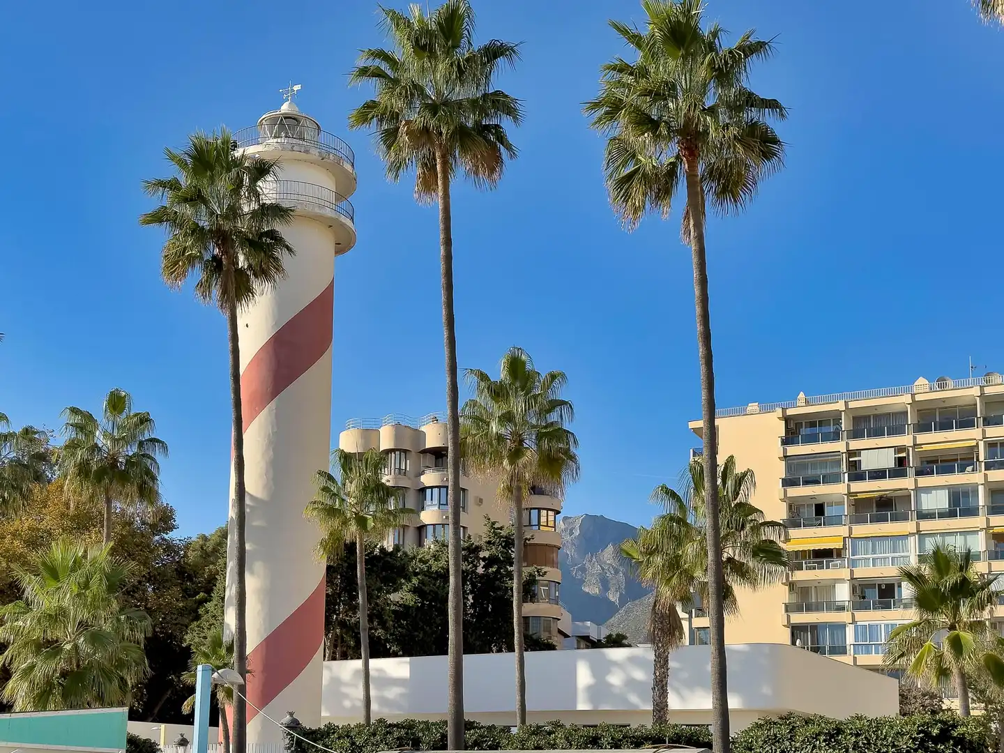 Vista exterior de Apartamento en venta en Marbella con Calefacción, Terraza y Piscina comunitaria