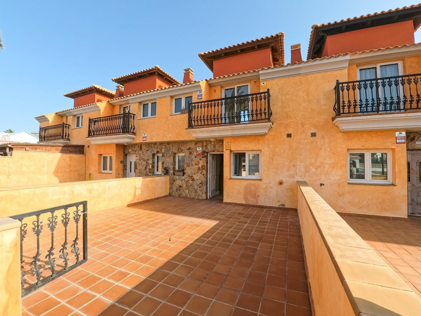 Exterior view of Single-family semi-detached for sale in La Oliva  with Terrace, Swimming Pool and Balcony