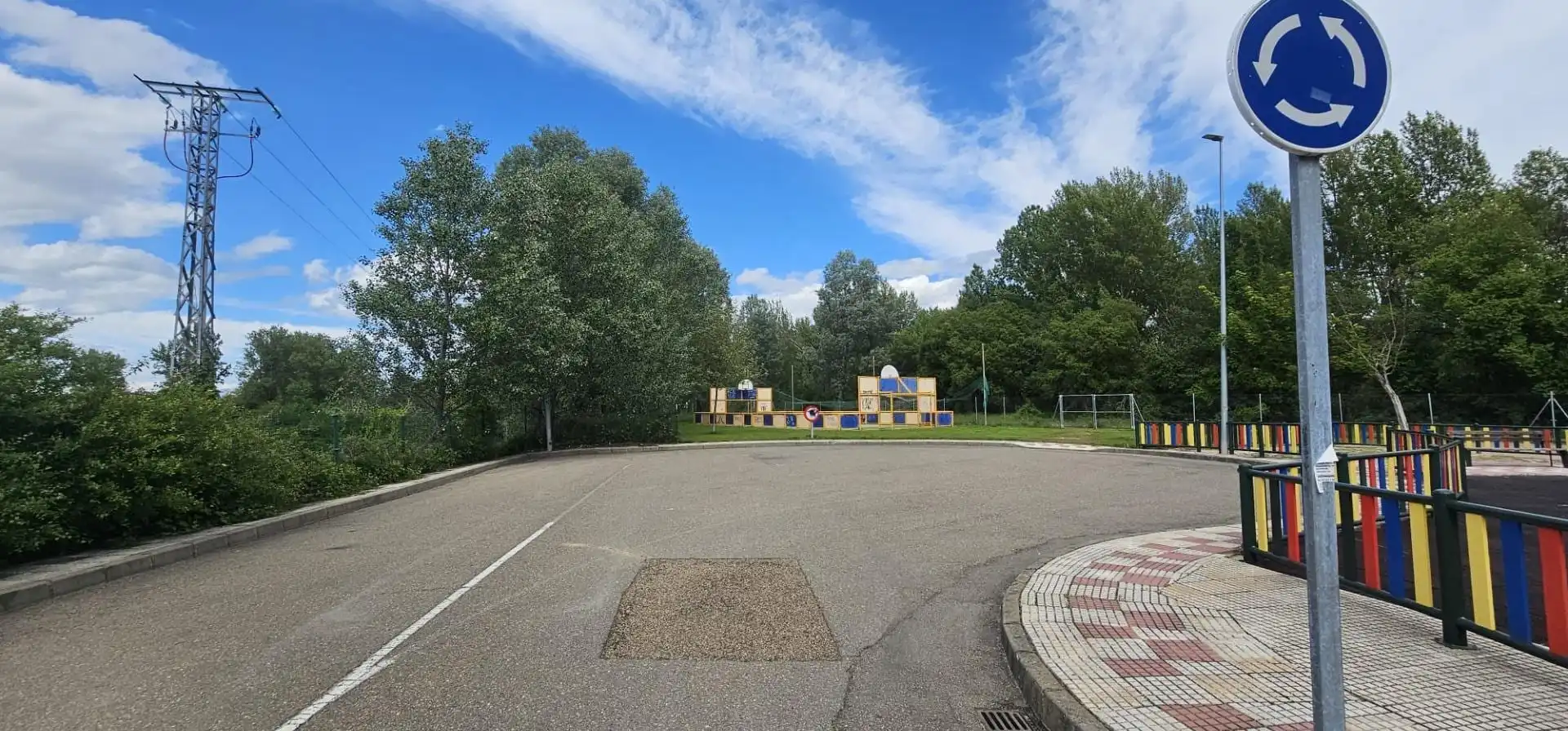 Parkplatz von Einfamilien-Reihenhaus zum Verkauf in Villaquilambre mit Heizung, Privatgarten und Parkett