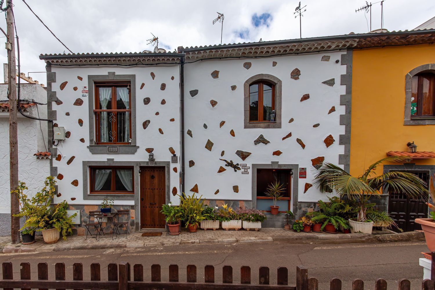 Vista exterior de Casa adosada en venda en Teror amb Jardí privat, Terrassa i Balcó