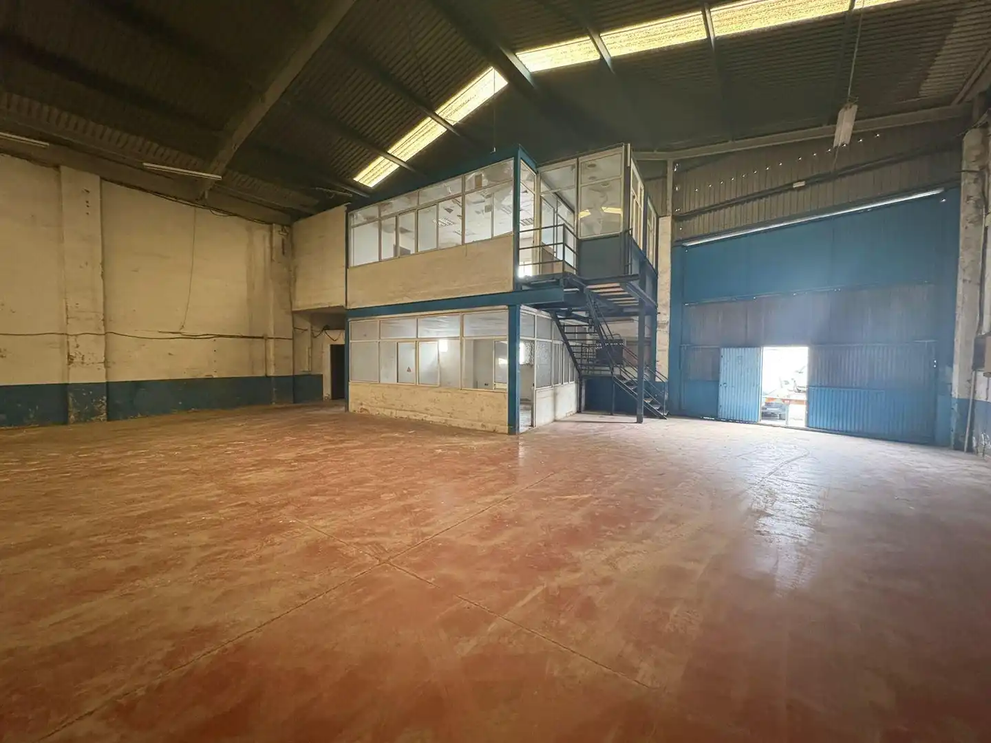 Vista exterior de Nave industrial en venta en Sevilla