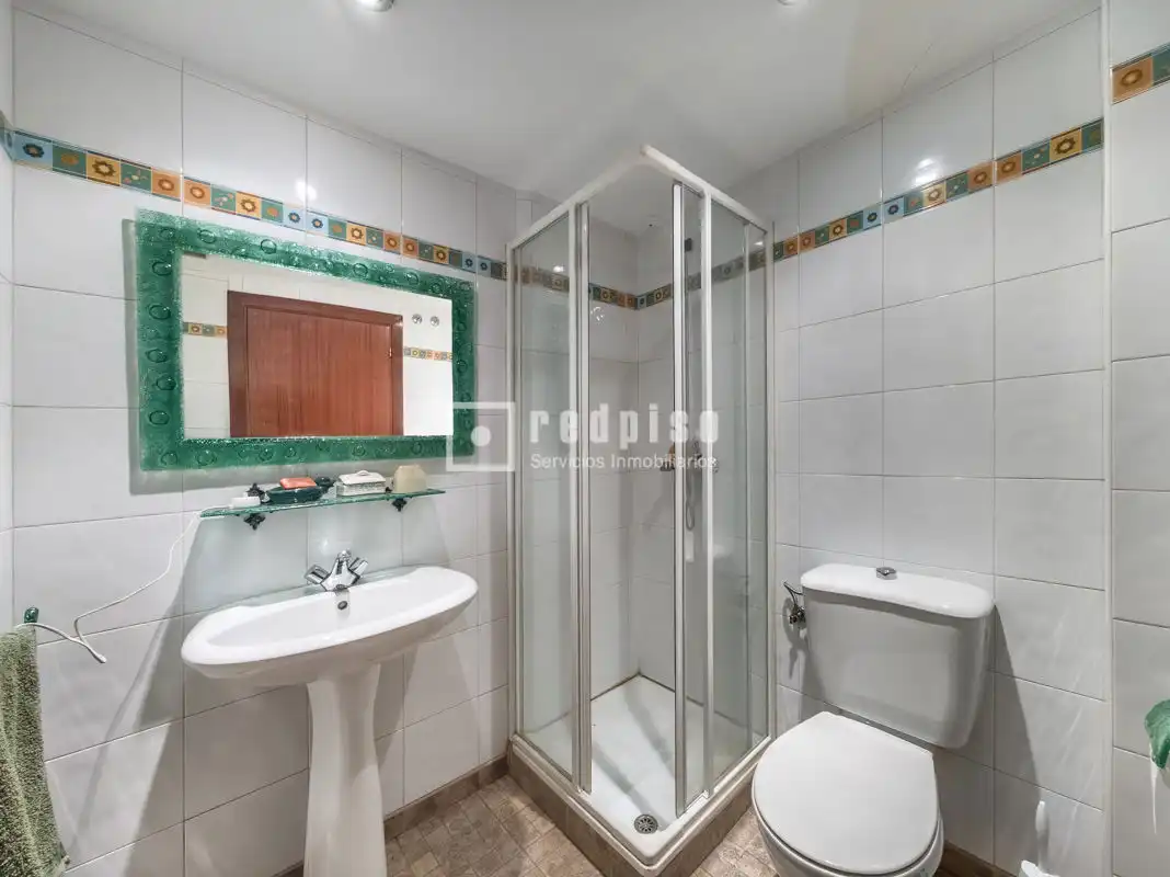Bathroom of Flat for sale in Madrid  with Heating, Private garden and Parquet flooring