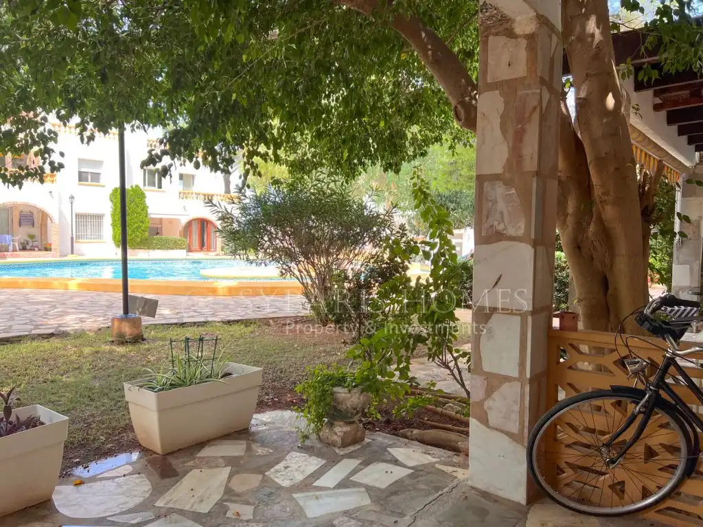 Garten von Einfamilien-Reihenhaus zum Verkauf in Dénia mit Klimaanlage und Gemeinschaftspool