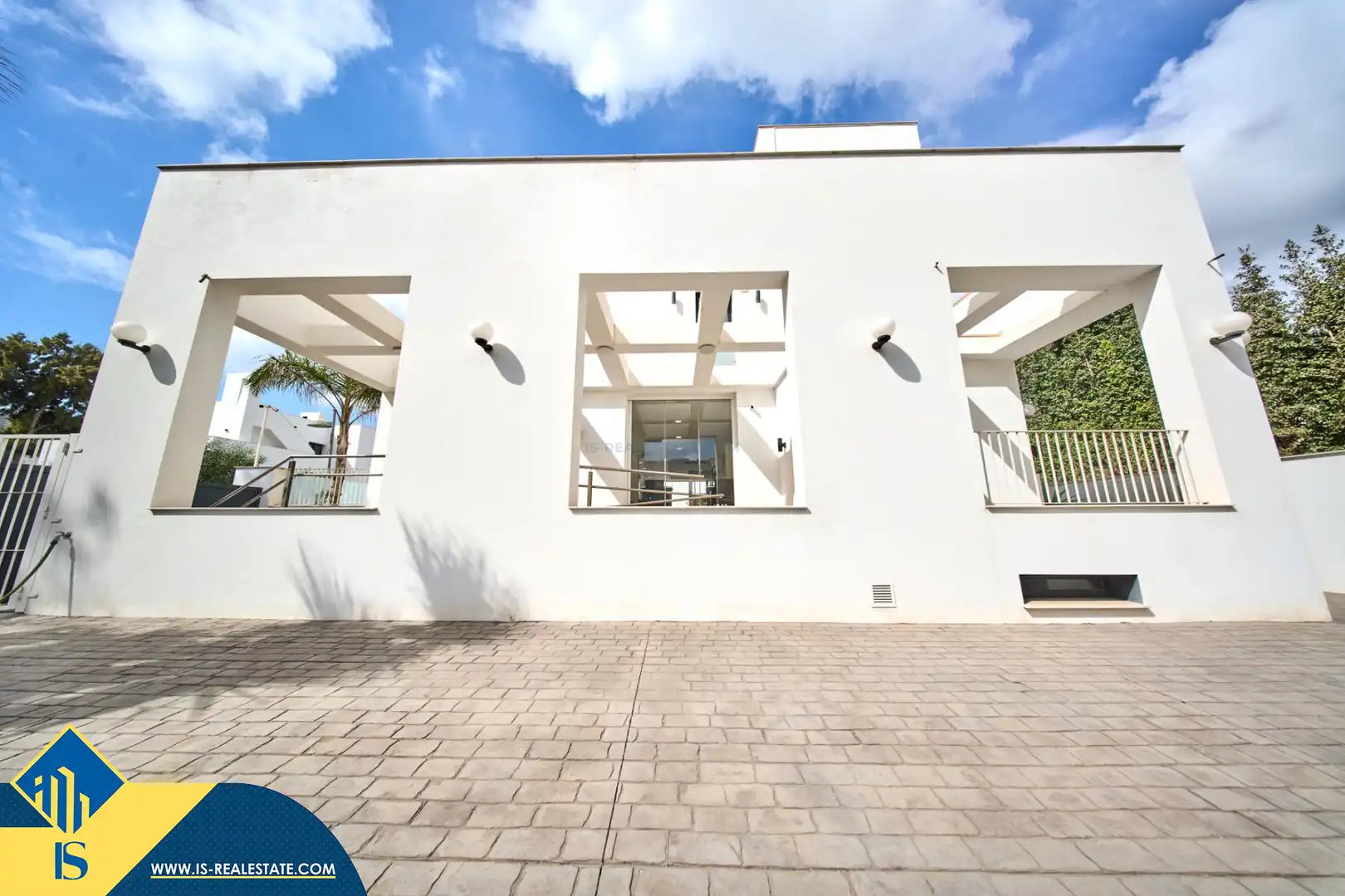 Vista exterior de Casa o xalet en venda en Marbella amb Terrassa i Piscina