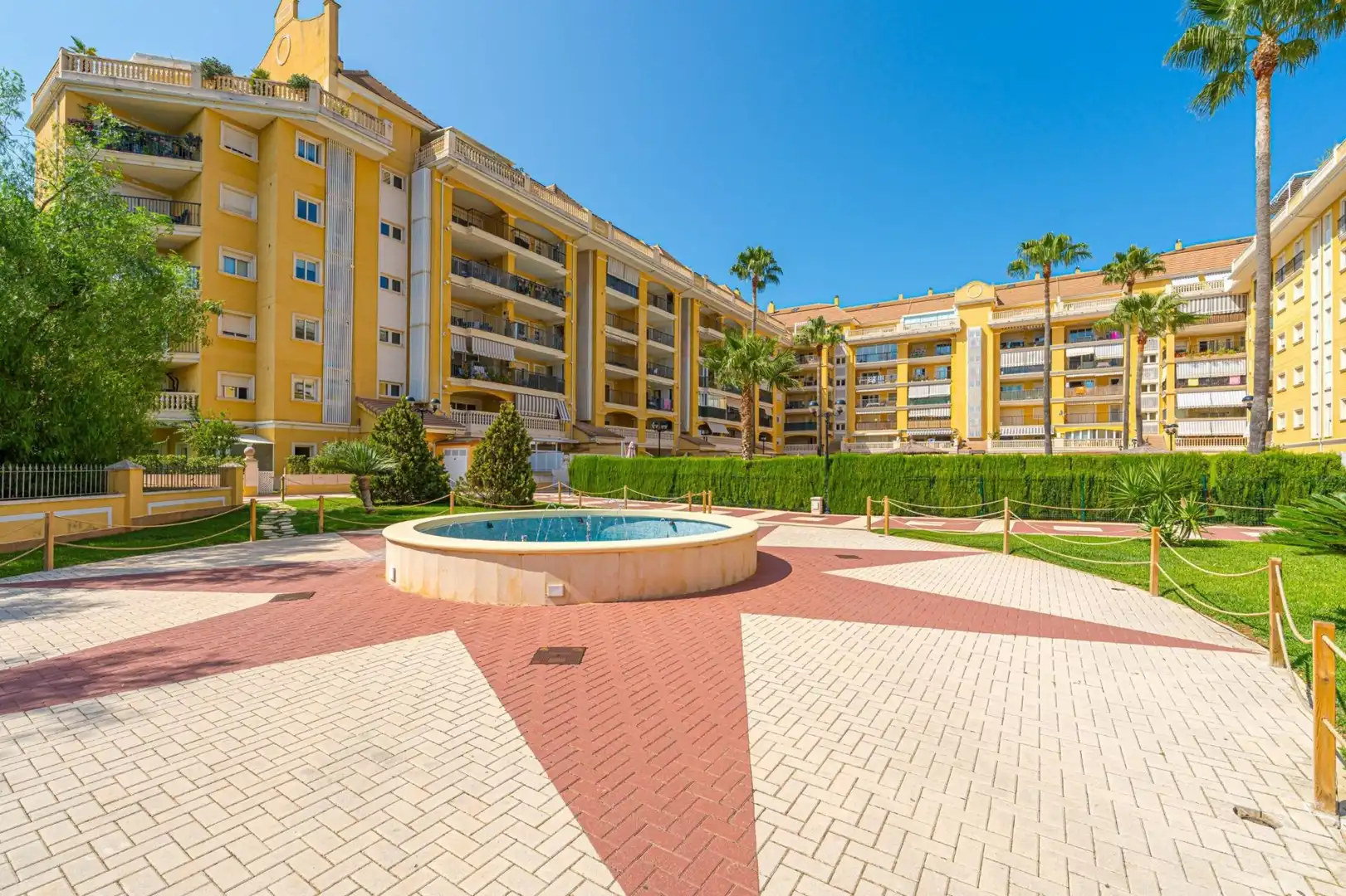 Vista exterior de Apartament en venda en Dénia amb Aire condicionat i Piscina comunitària