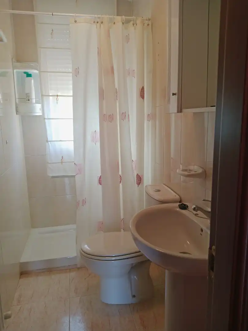 Badezimmer von Einfamilien-Reihenhaus zum Verkauf in Venialbo mit Heizung, Privatgarten und Balkon