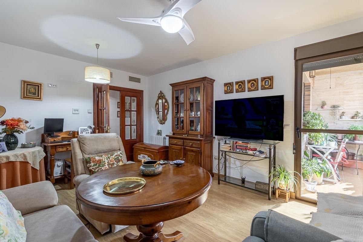 Living room of Flat for sale in  Granada Capital  with Air Conditioner, Terrace and Storage room