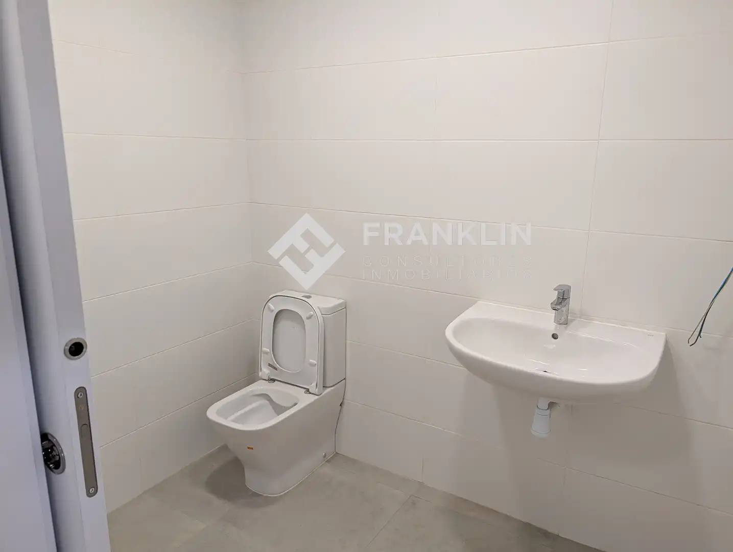 Baño de Nave industrial de alquiler en L'Hospitalet de Llobregat