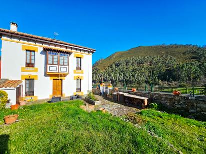 Vista exterior de Casa o xalet en venda en Caravia amb Jardí privat, Parquet i Terrassa