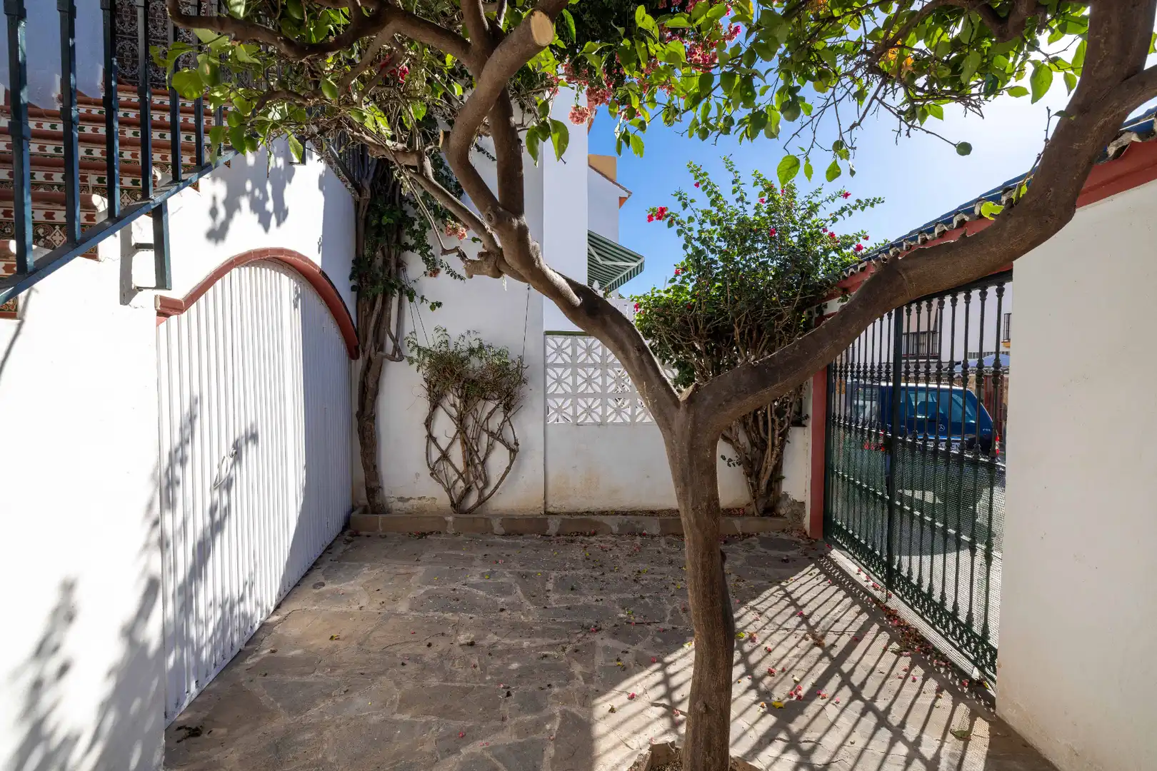 Vista exterior de Casa adosada en venda en Marbella amb Jardí privat, Terrassa i Traster