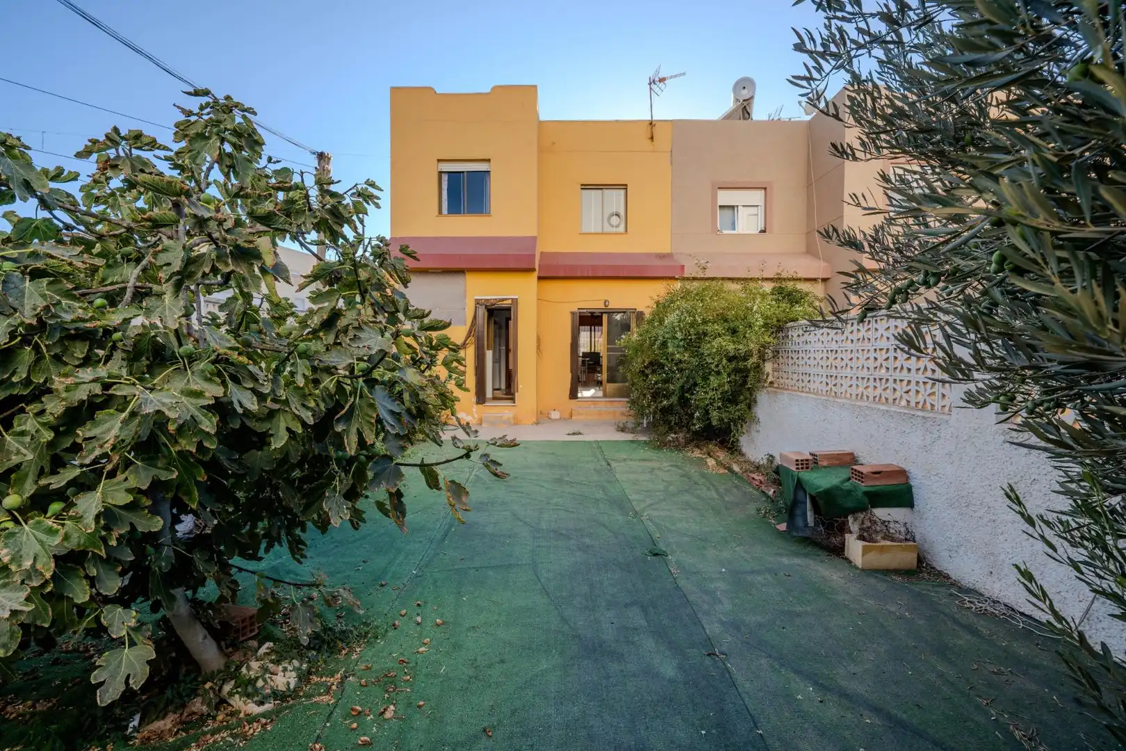 Vista exterior de Casa adosada en venda en Cabo de Gata amb Jardí privat, Terrassa i Traster