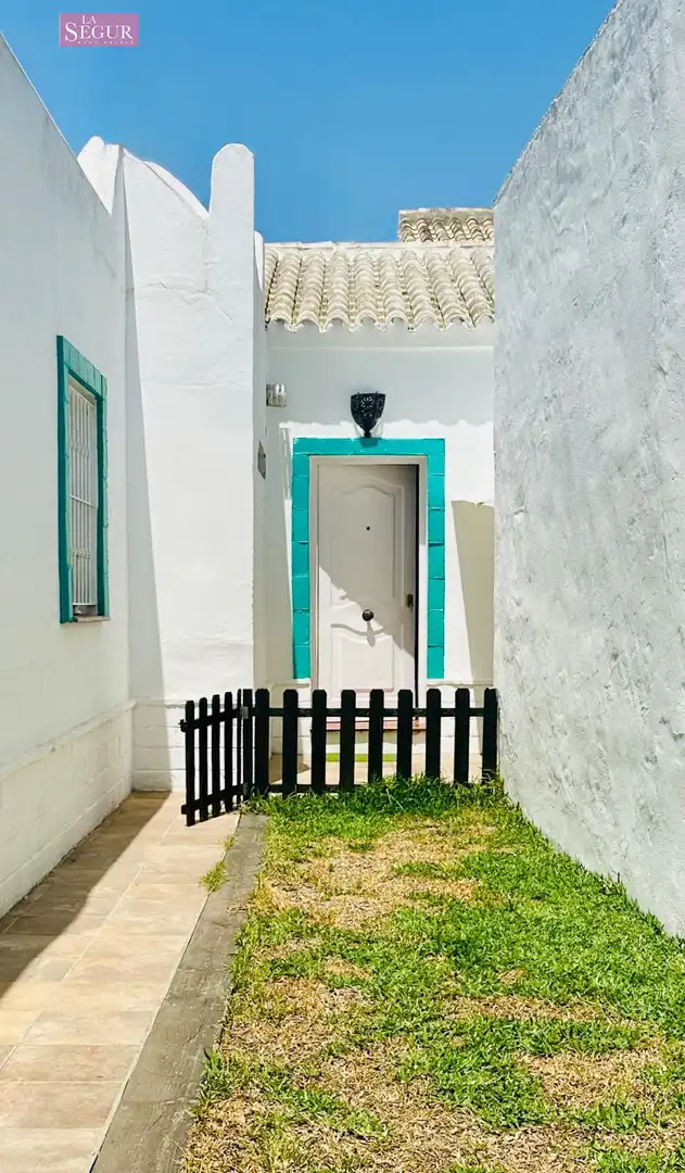 Vista exterior de Casa o xalet en venda en Barbate amb Jardí privat, Terrassa i Moblat