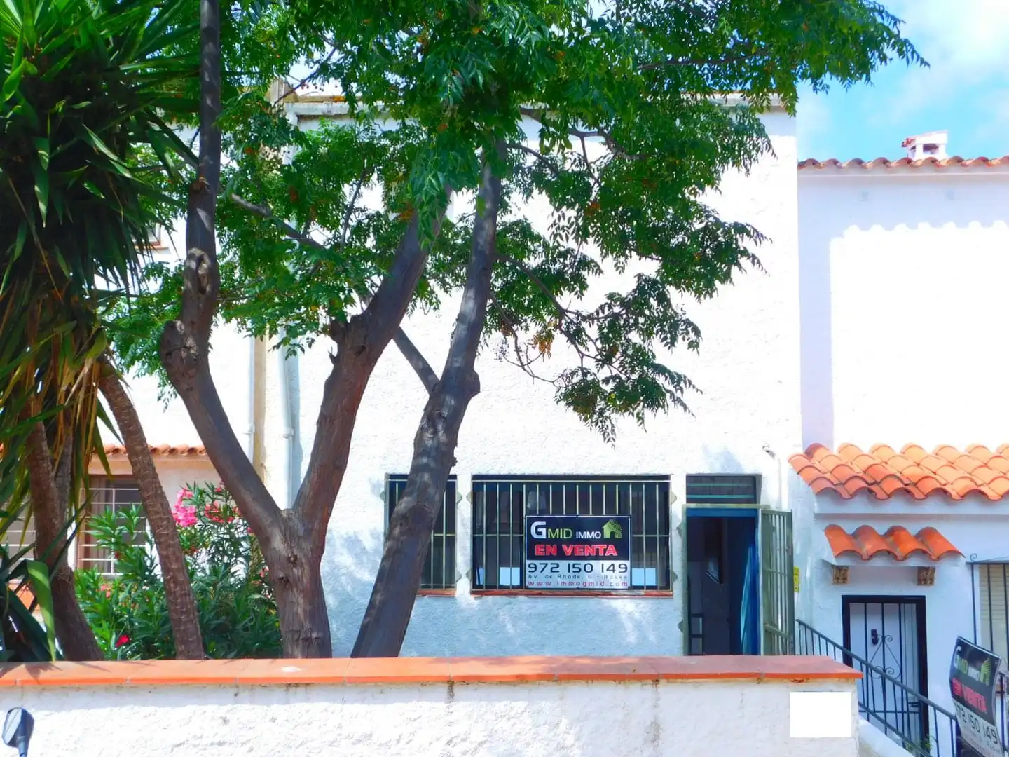 Vista exterior de Casa adosada en venda en Roses amb Jardí privat i Terrassa