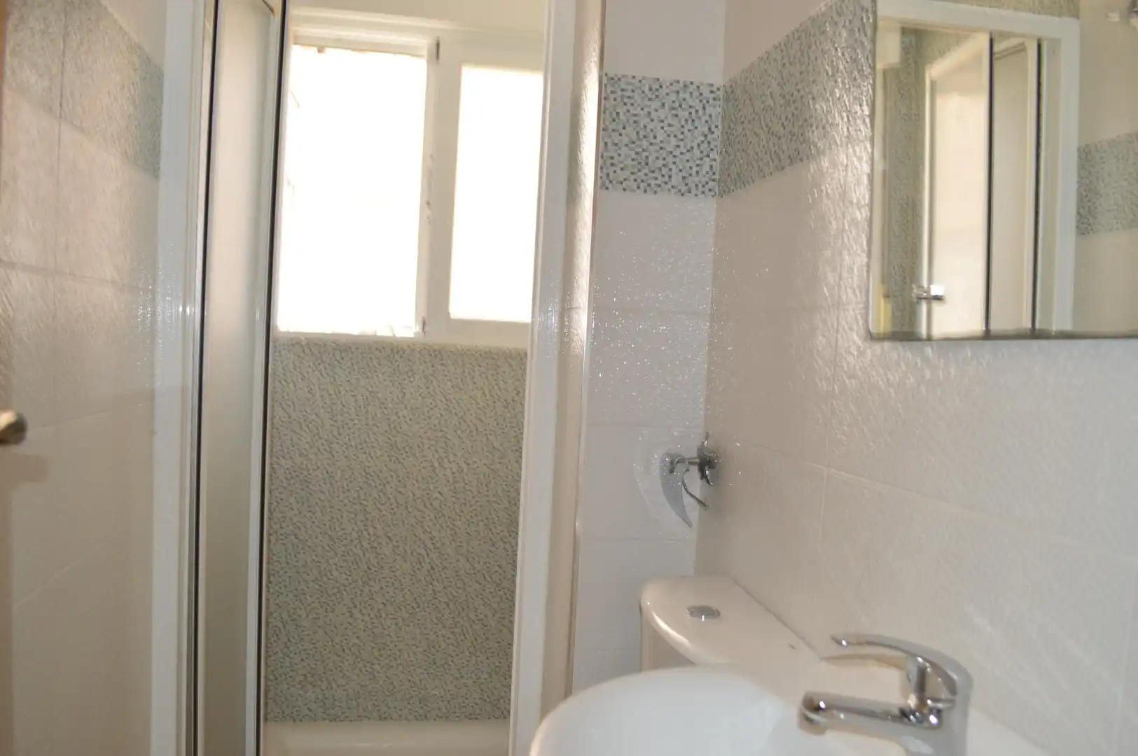 Bathroom of Flat for rent in Granada  with Air Conditioner, Furnished and Balcony