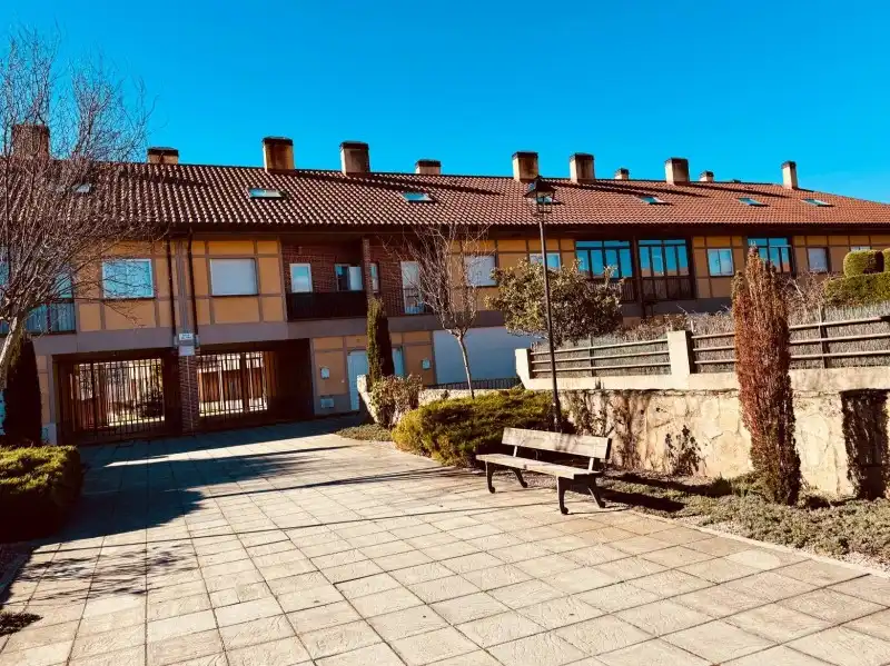 Vista exterior de Dúplex en venta en El Espinar con Calefacción, Jardín privado y Terraza