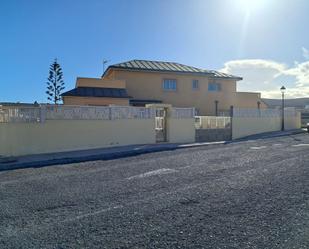 Vista exterior de Casa o xalet en venda en Puerto del Rosario amb Aire condicionat, Jardí privat i Terrassa