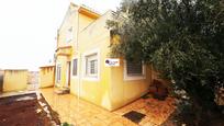 Vista exterior de Casa o xalet en venda en Galápagos amb Calefacció, Terrassa i Traster