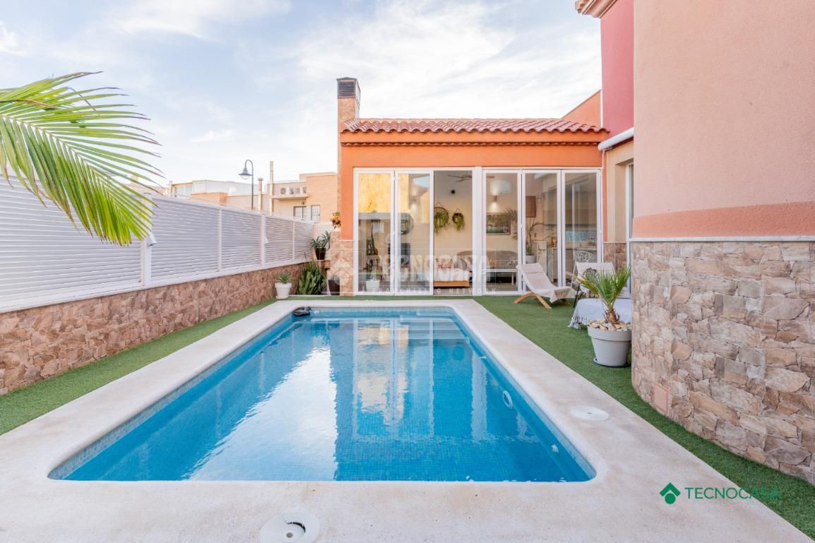 Vista exterior de Casa o xalet en venda en Roquetas de Mar amb Aire condicionat, Terrassa i Piscina