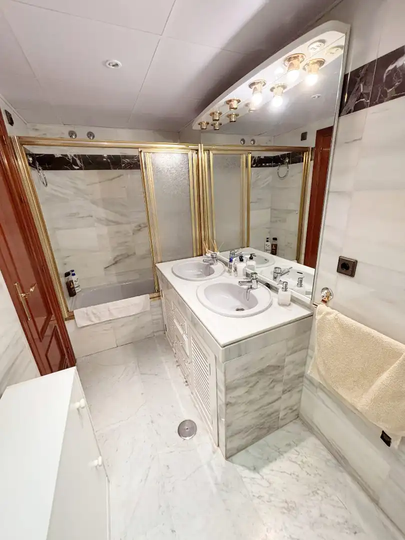 Badezimmer von Wohnung zum Verkauf in Sevilla mit Klimaanlage, Terrasse und Gemeinschaftspool