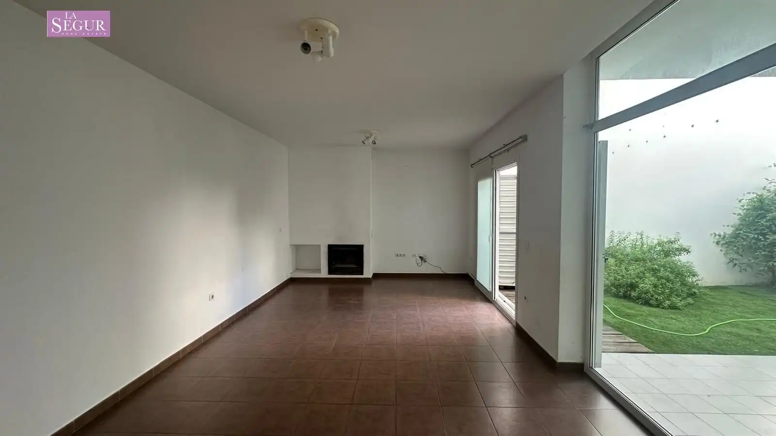 Sala d'estar de Casa adosada en venda en Conil de la Frontera amb Jardí privat, Terrassa i Piscina comunitària