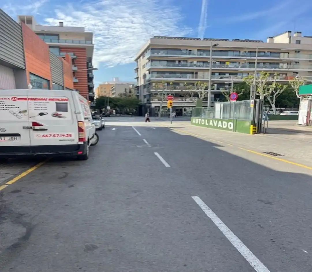 Außenansicht von Fabrikhallen zum Verkauf in L'Hospitalet de Llobregat mit Alarm