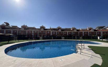 Piscina de Casa o xalet en venda en Dos Hermanas amb Aire condicionat