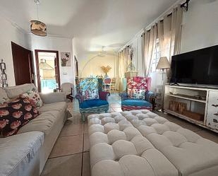 Sala d'estar de Casa adosada en venda en Punta Umbría amb Aire condicionat, Calefacció i Jardí privat