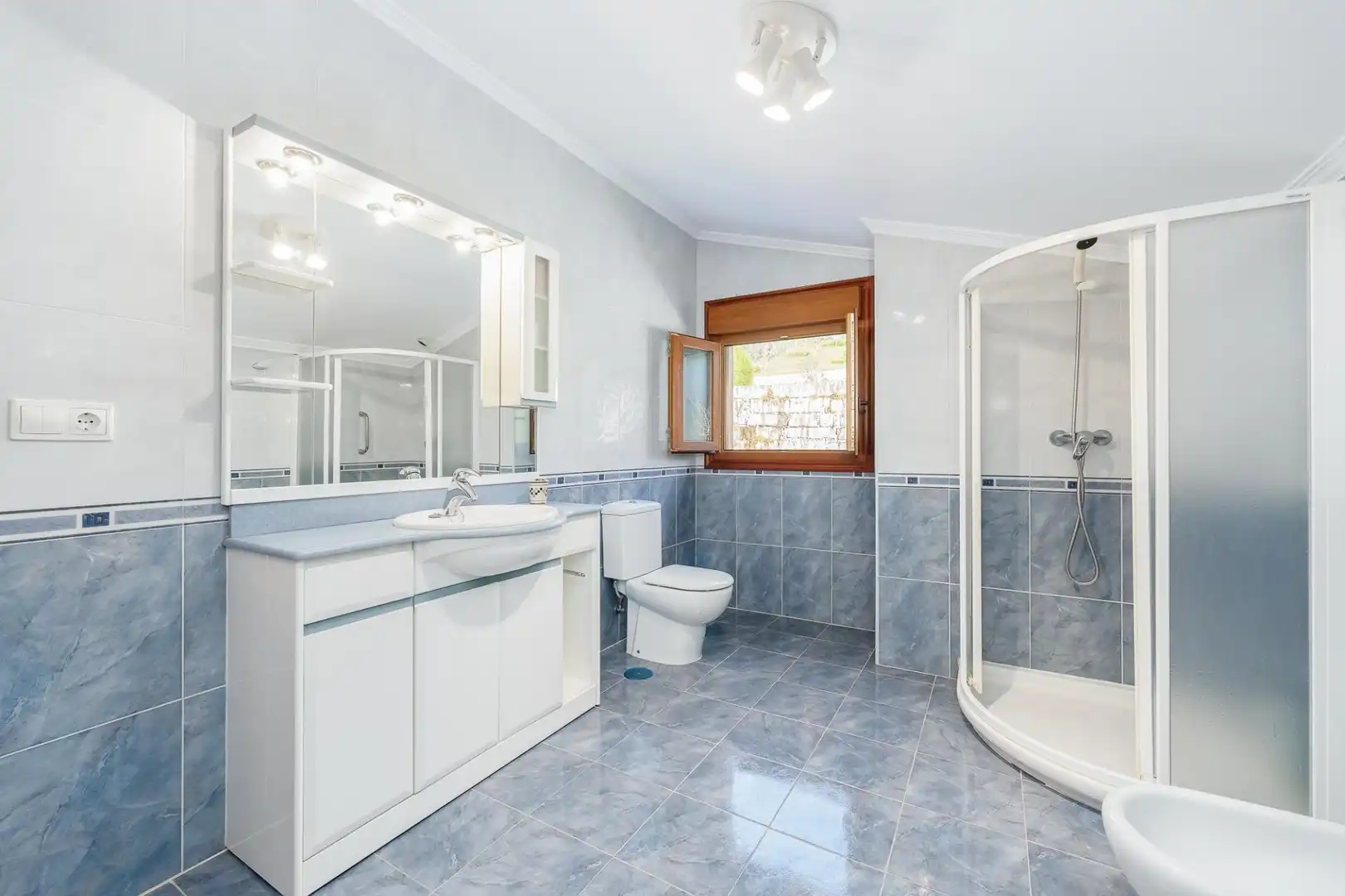Badezimmer von Haus oder Chalet zum Verkauf in Moaña mit Heizung, Abstellraum und Balkon