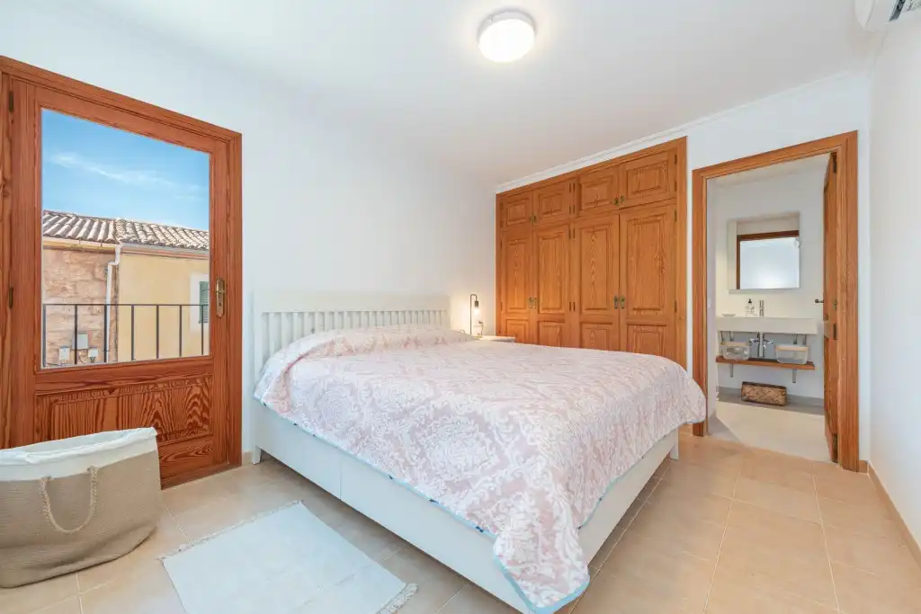 Dormitori de Finca rústica en venda en Sa Pobla amb Aire condicionat, Jardí privat i Terrassa